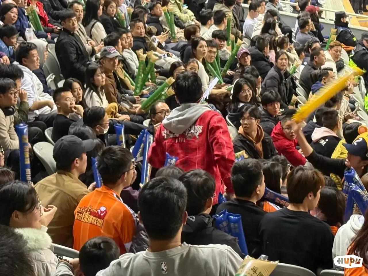 紧张刺激的比赛，球迷们尽情欢呼