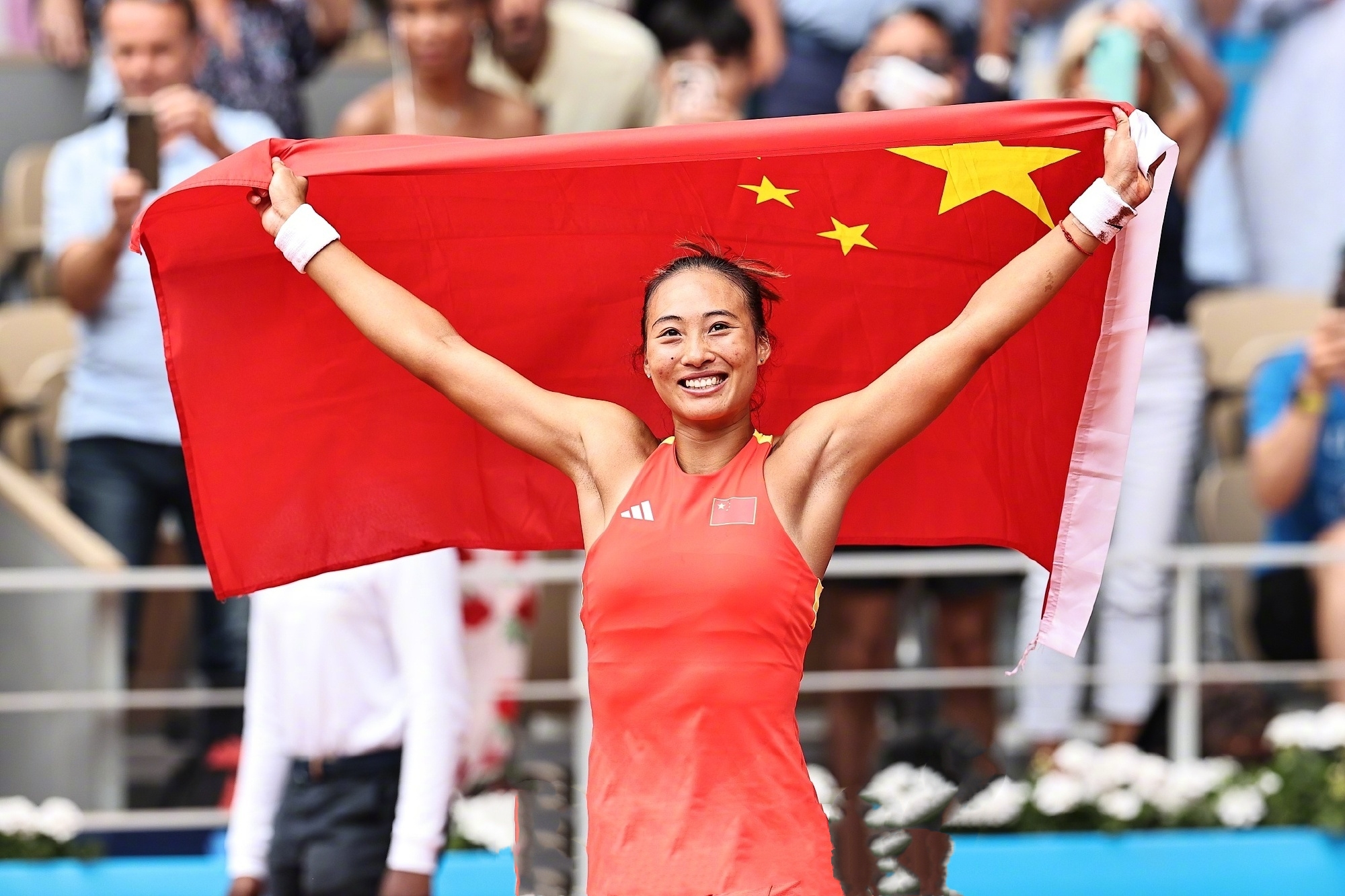关于女运动员技压群雄，勇夺金牌称霸擂台的信息