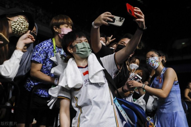 包含马来西亚羽毛球队鏖战印度羽毛球队，辛杜绝境逆转的词条