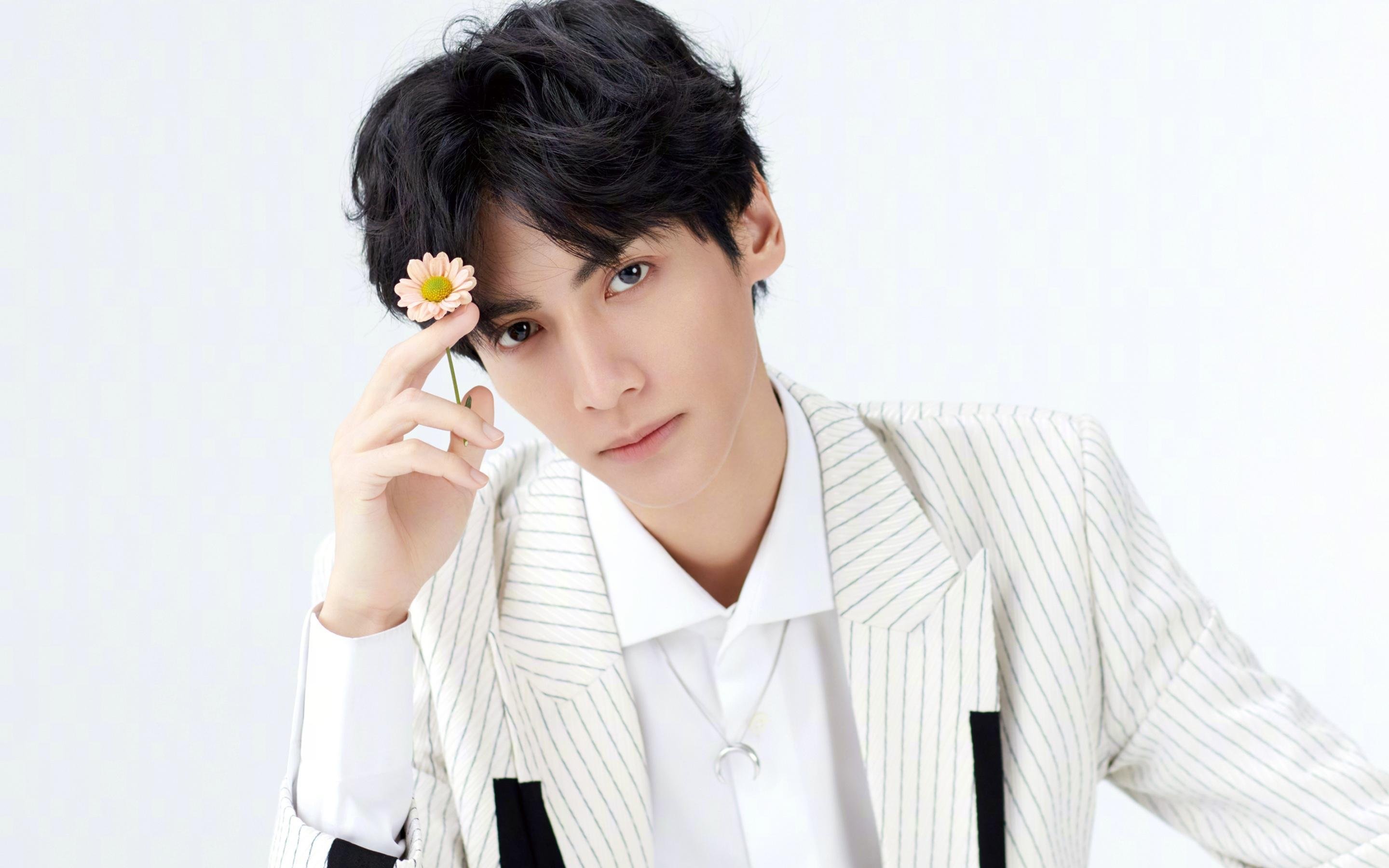 巨星闪耀与铁血逆袭，足球之夜的两种胜利